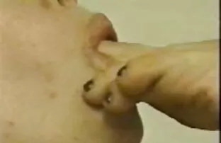 XXX عوضی بی شرمانه فیلم سکسی خشن باحال عاشق برهنگی عمومی است