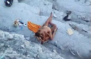 XXX سبزه فیلم سکسی خارجی خشن زرق و برق دار با جوانان بزرگ بدن خود را نشان می دهد و خودارضایی می کند