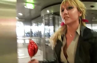 XXX زن بالغ سکسی خبرنگار جوان سکس خشن با کیفیت را اغوا کرد
