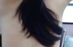 XXX دختری در کرست و جوراب که برای مردان در مقابل یک وب کم فیلم سکس خشن با دستگاه قرار می گیرد