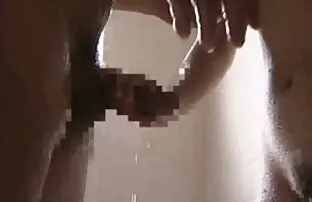 XXX یک فیلم سکسیخشن معشوقه لزبین دود سیگار را مستقیماً در دهان برده گره خورده دود می کند