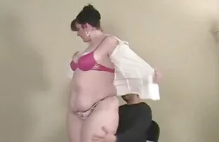 XXX جوراب فیلمسکسی خشن شلوار در لباس زیر زنانه و لاتکس با کلیک روی یک dildo بزرگ سیاه