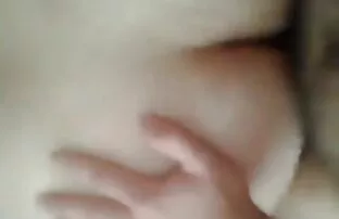 XXX نوجوان فیلم سکس وحشی وخشن جوان به آرامی سوار دیک لاستیکی می شود
