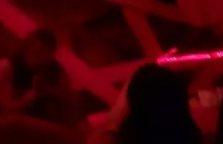 XXX این فیلم سکسی خشن و گروهی زن با لباس شنا صورتی مخفیانه عکاسی شد