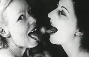 XXX Cumshot برای فیلم شهوانی خشن یک بلوند ناز با جوانان بزرگ