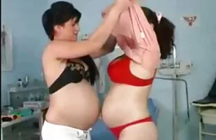 XXX مربی بدنساز بزرگسالی فراموش نشدنی سکس خشن با کیفیت بزرگسالان را در یک میز عمیق تر می کند