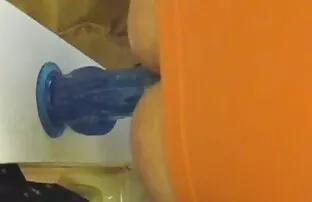 XXX Ksenia کوچک شروع به معاشقه با پخش انلاین سکس خشن ساحل سنگی کرد