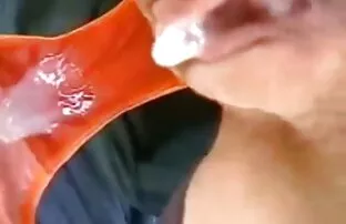XXX دختر شیطان دوست دارد وقتی نوک سینه را پاک فیلم شهوانی خشن می کند و در بیدمشک بیدمشک ظاهر می شود