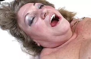 XXX هیولا Redhead قدرت سکس خشن کم حجم دستگاه جنسی را تجربه کرد