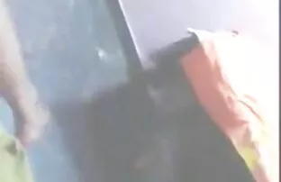 XXX ملایم روی پله ها با انگشت واژن و پخش فیلم سکسی خشن لیسیدنش
