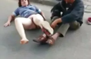XXX دختران زرق و برق دار گربه های یکدیگر را در بازیگران لیس می زنند فیلم سکسی خارجی خشن