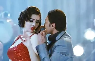 XXX دختری چشم بسته با یک آهن فلزی فیلم سکسی فوق خشن هیجان زده است